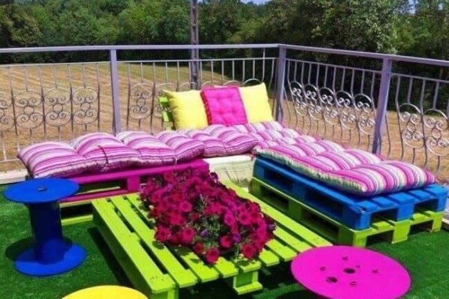 Pallet_and_cable_spool_furniture